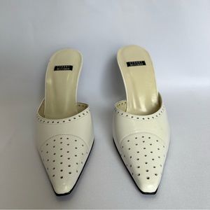 VINTAGE STUART WEITZMAN WHITE MULE , SIZE 6B